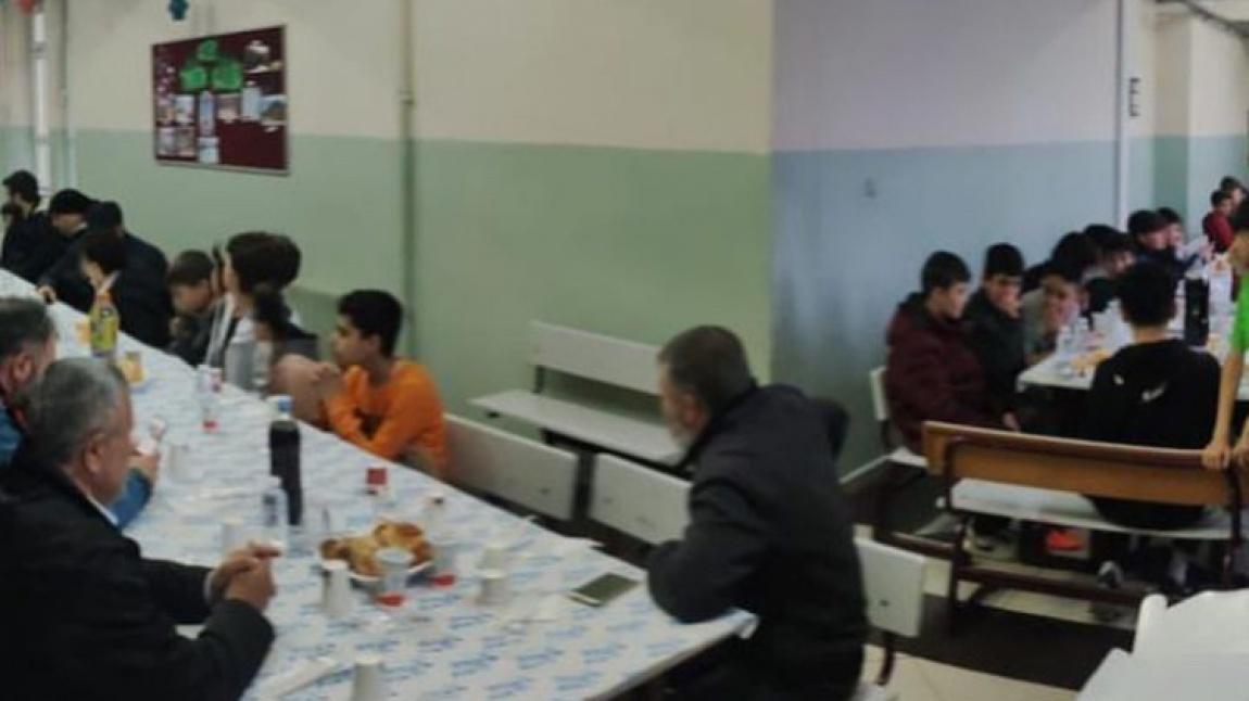 Veli öğrenci ve öğretmenlerimizin katılımı ile iftar programı gerçekleştirdik